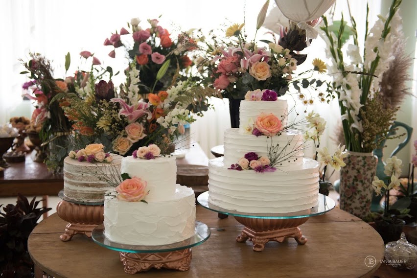 Bolo de casamento com arranjos florais